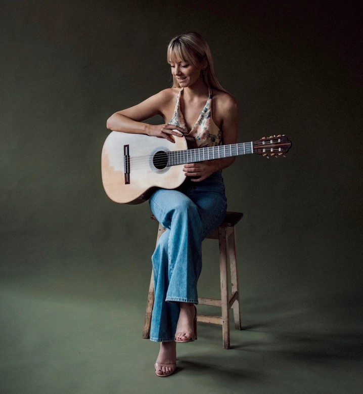 Alexandra Whittingham, guitar